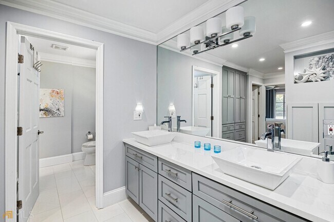 Building Photo - 521 Hollydale Ct NW