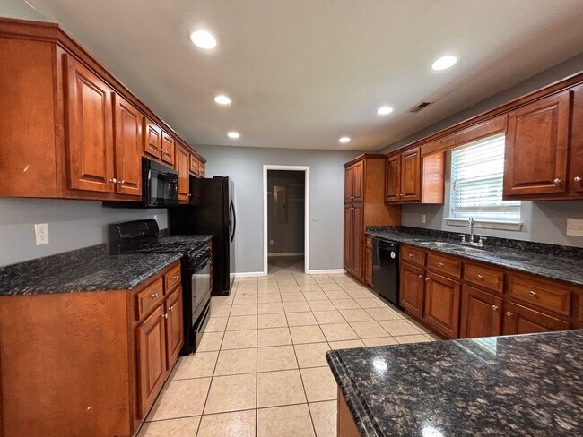 Building Photo - 5 Bedrooms- 3 Bathroom- House in West Rome!