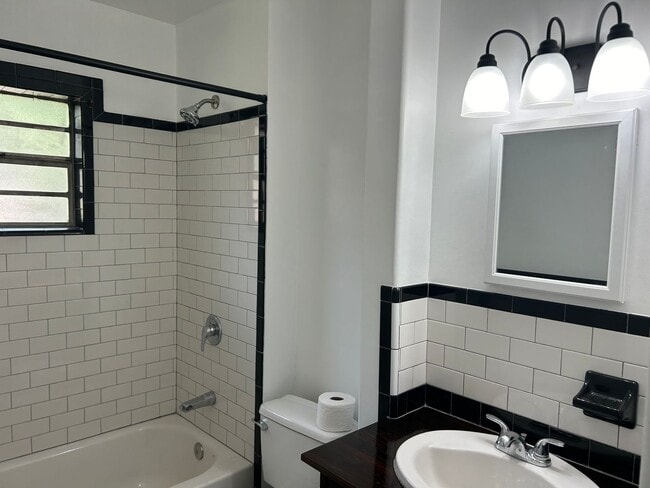 Building Photo - Cozy Newly Renovated Bungalow in Murray Hill!