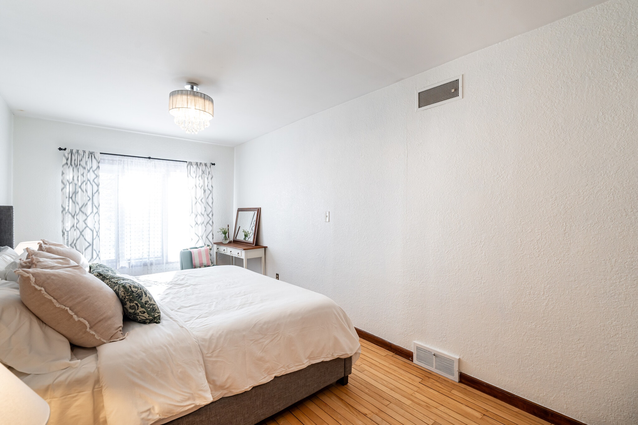 Building Photo - 535 W Montclaire Ave