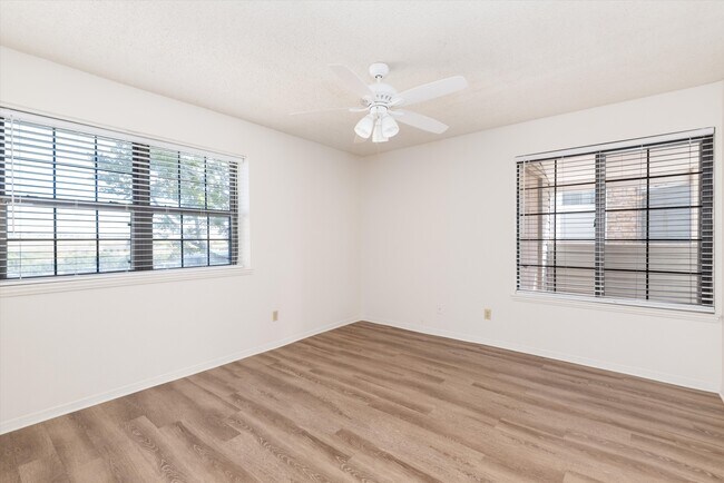 Building Photo - 923 S Zeno Way