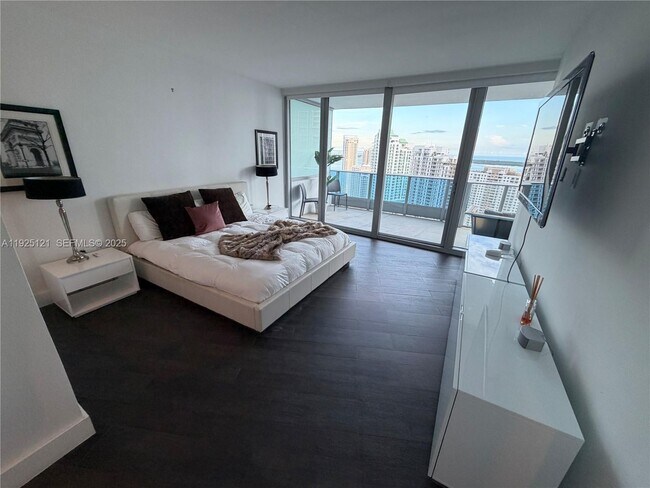 Building Photo - 200 Biscayne Blvd Way