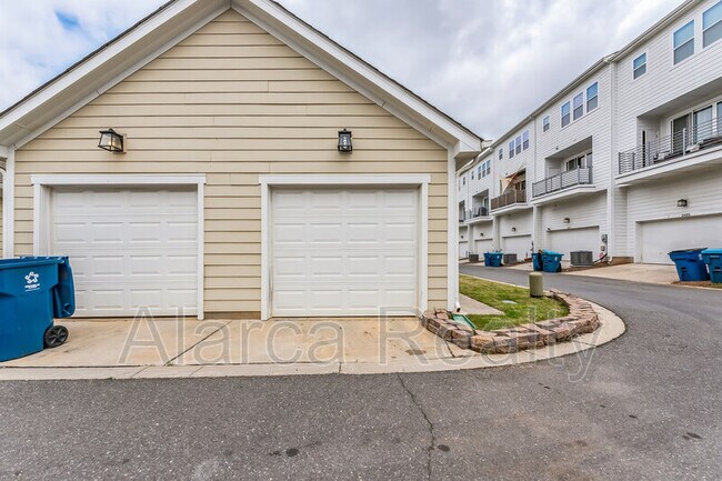 Building Photo - 3246 Moss Ln