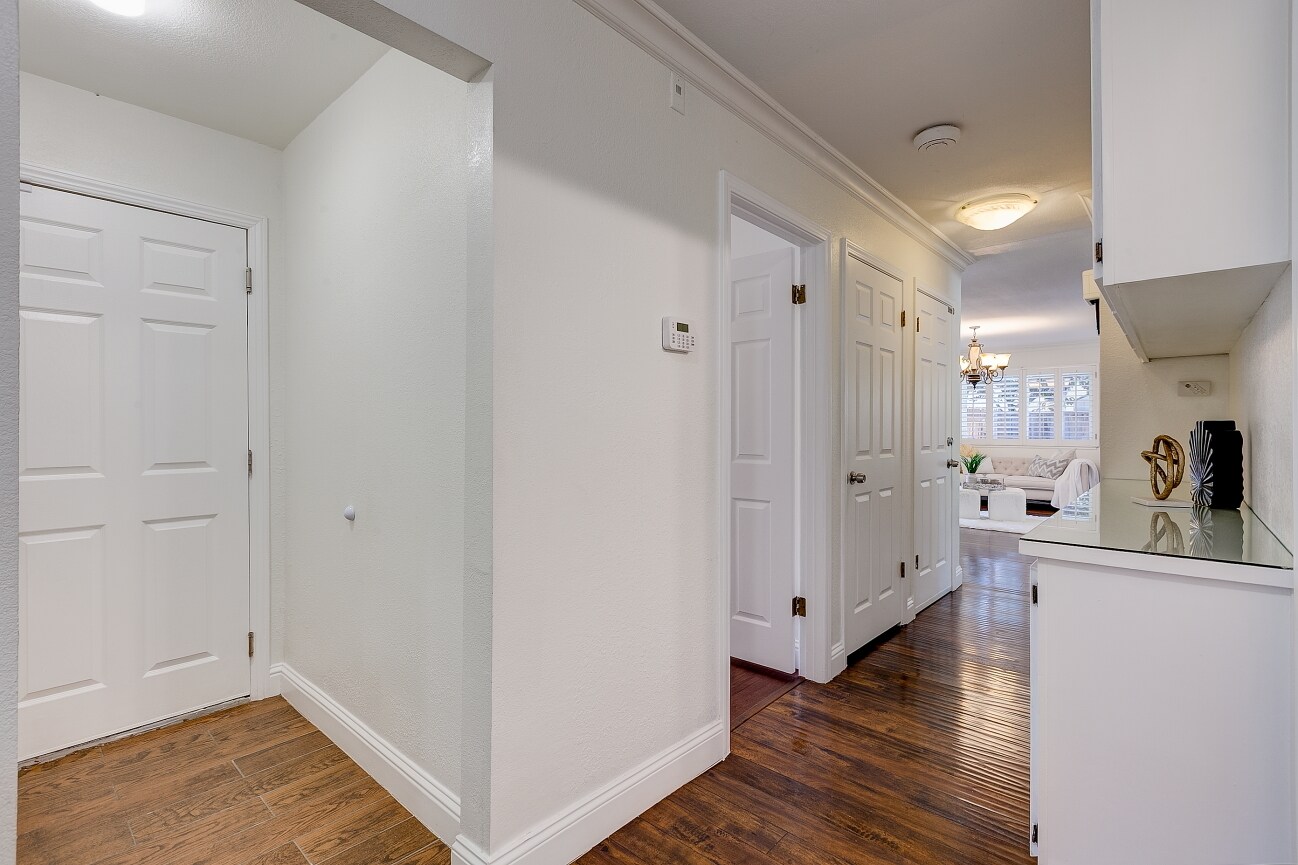 Building Photo - 3047 Montevideo Dr