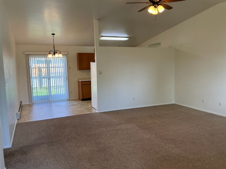 Building Photo - 612 Round Table Rd