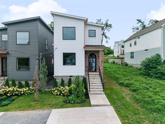Building Photo - Modern Living & Downtown Skyline Views!