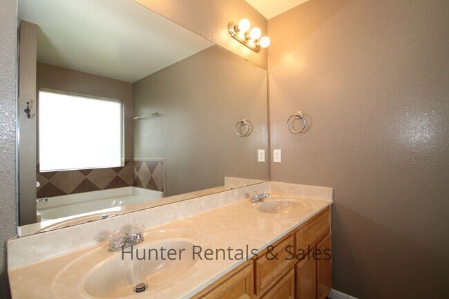 Building Photo - Timber Ridge Estates Beauty!