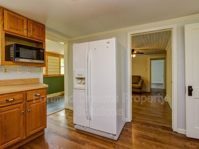 Building Photo - 7507 Greenlawn Dr