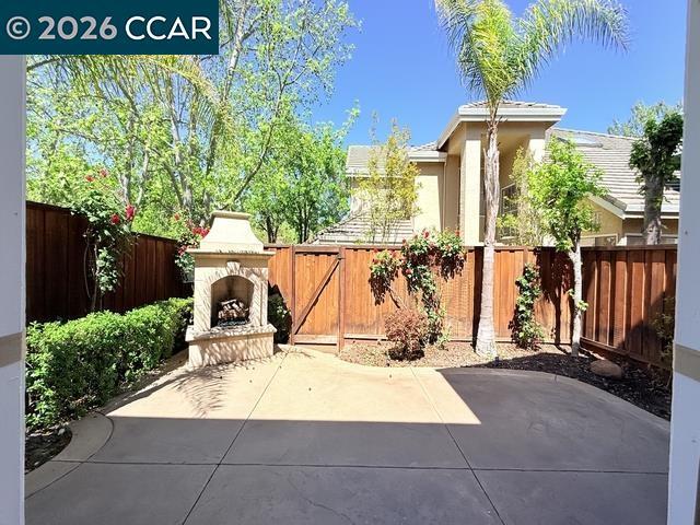 Building Photo - 6220 Lakeview Cir