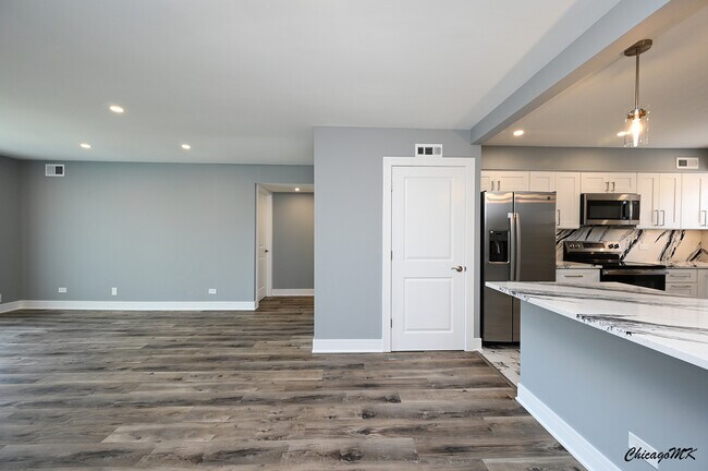 Building Photo - 9381 Bay Colony Dr