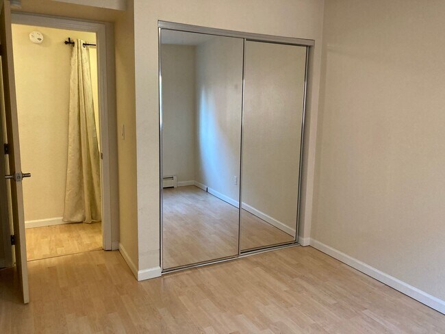 Building Photo - 2 Bdrm Condo off Spenard & 25th - Close to...