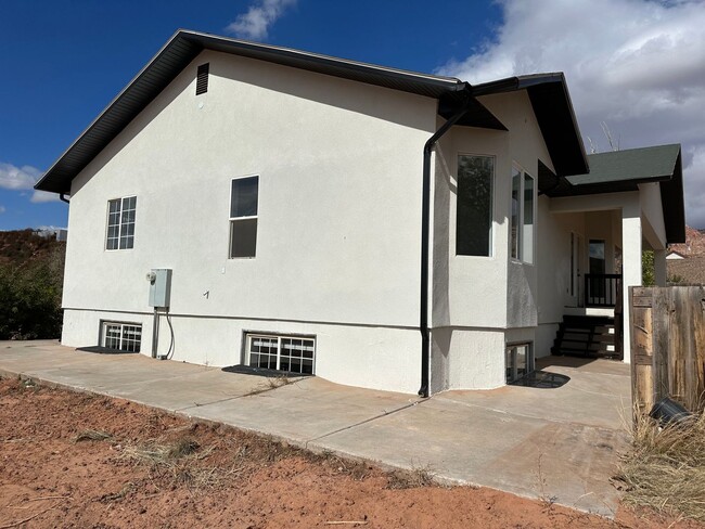 Building Photo - Remodeled 3 bed 3 bath apartment