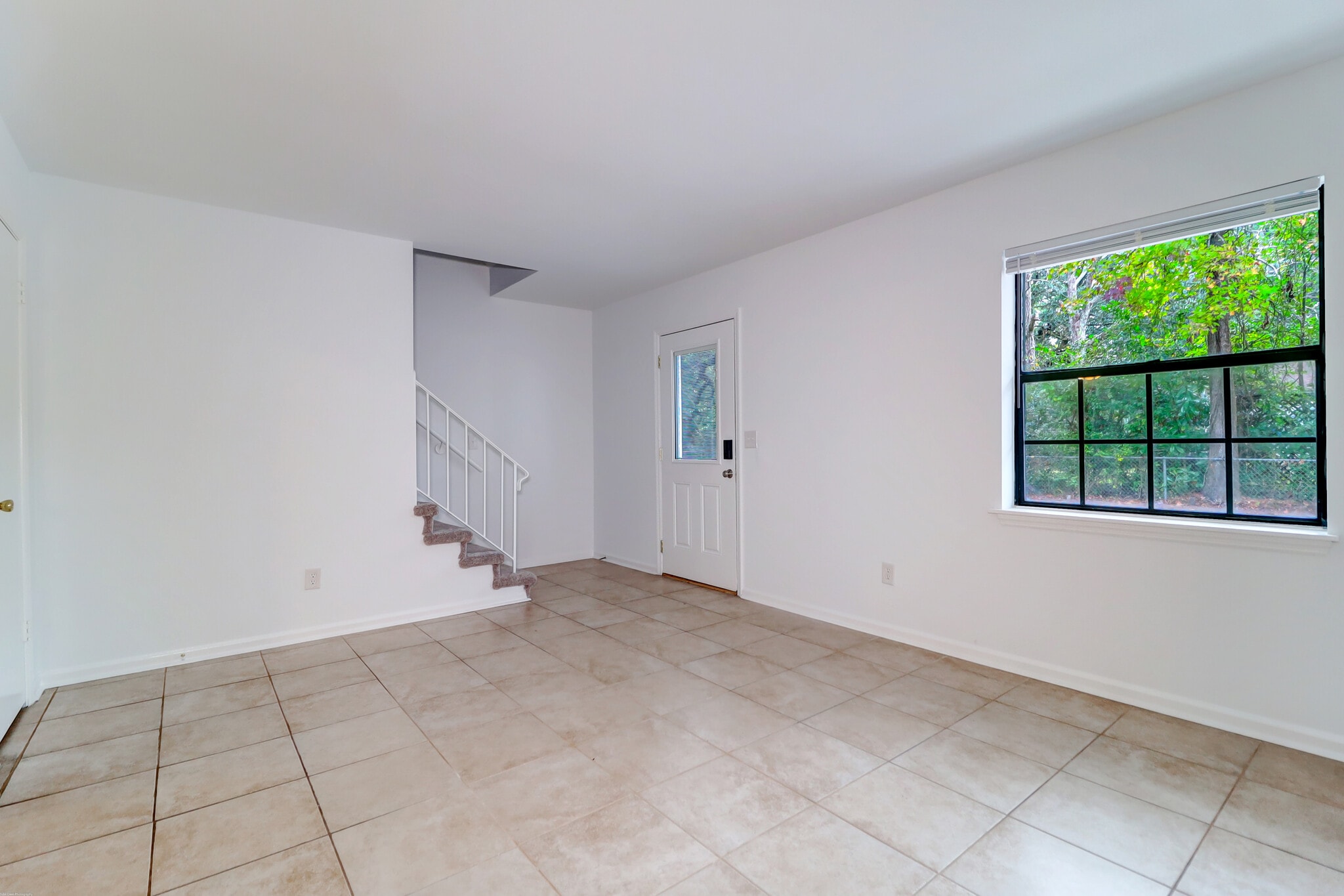 Building Photo - 1618 Poinsettia Rd