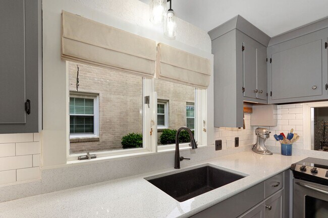 Building Photo - Beautiful Waterview Home on Chesapeake Ave. Contact Victoria Jenkins at (757) 525-7157 for more i...