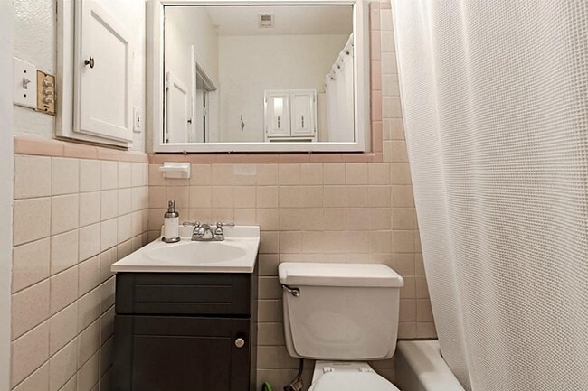 Building Photo - 837 Peddie St