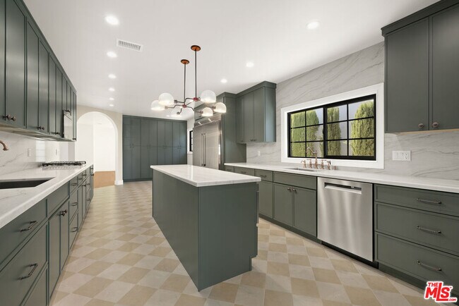 Building Photo - 211 S Formosa Ave