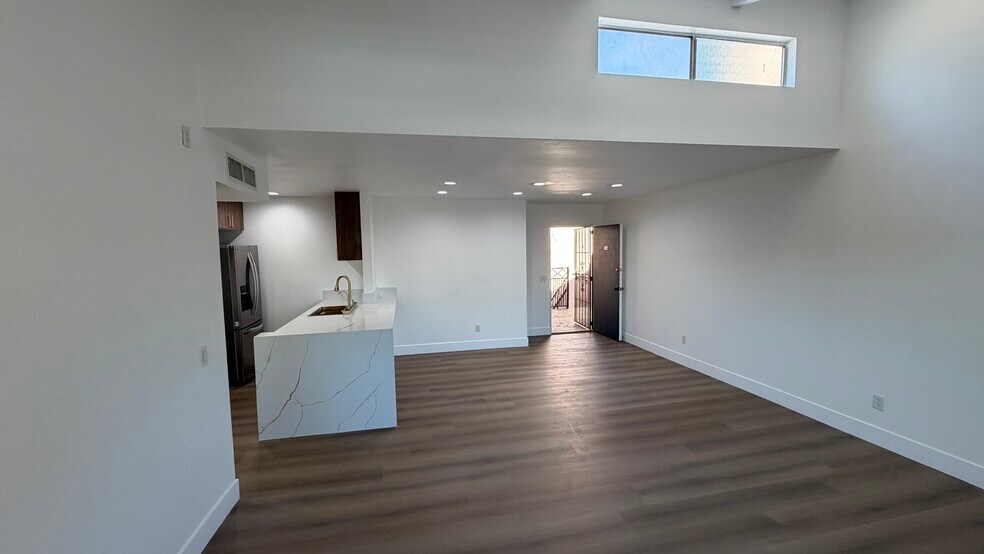 Building Photo - 10331 Lindley Ave