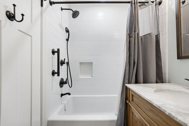 Building Photo - 5128 Linnean Terrace NW
