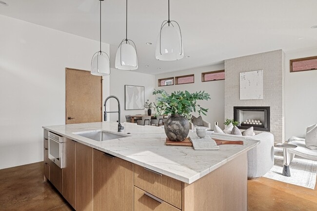 Building Photo - 1603 5th Ave N