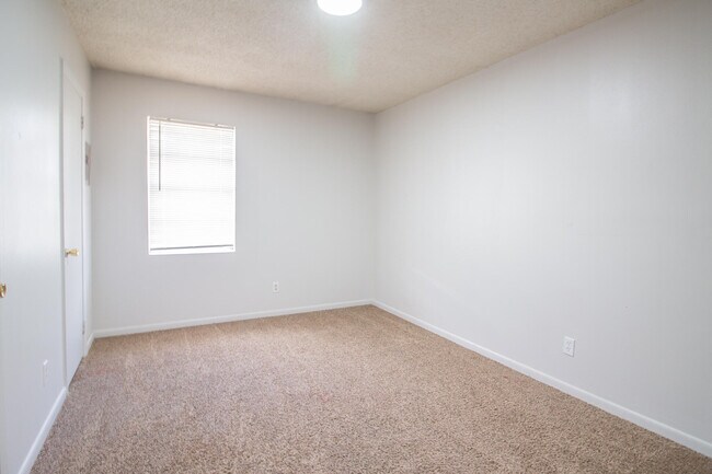 Building Photo - 2500 W 26th