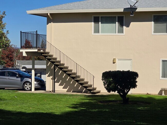 Building Photo - Beautifully Updated #4 Condo