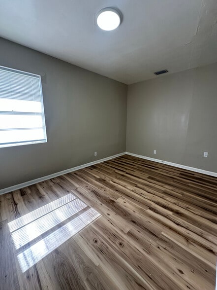 Building Photo - 160 E 27th St