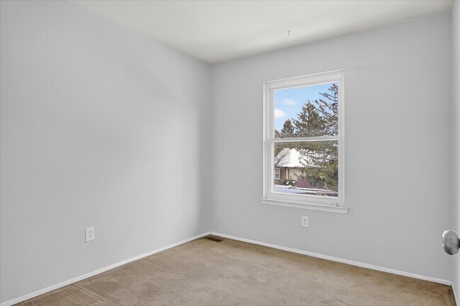 Building Photo - 41070 Southwind Dr