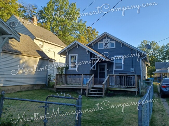 Building Photo - 908 W 10th St