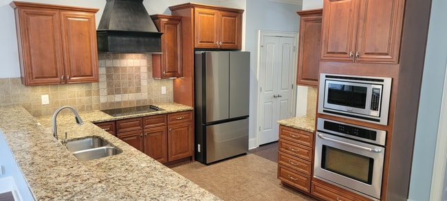 Building Photo - Stunning 4-Bedroom, 3.5-bath Home in the P...