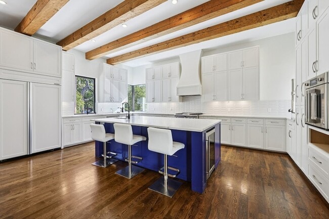 Building Photo - 8635 San Leandro Dr