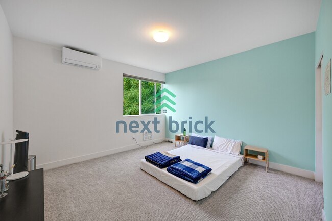 Building Photo - "Spacious 4-Bedroom Seattle Home with 3 Full Baths and 2,420 Sq. Ft. of Comfort!"