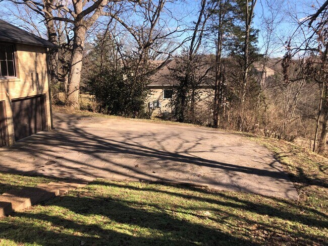 Building Photo - Charming single-level ranch home offers 4 bedrooms and 2 bathrooms in Brentwood