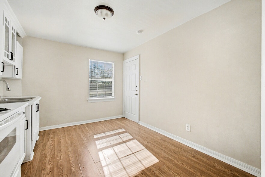 Building Photo - 2216 Riverview Dr