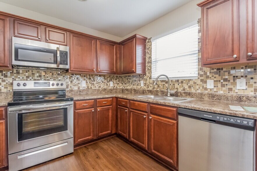 Building Photo - 924 Creek Oak Dr