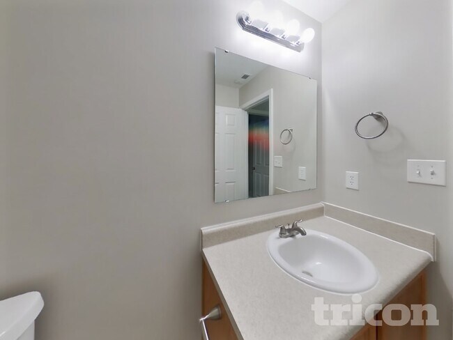 Building Photo - 2437 Middle View Dr