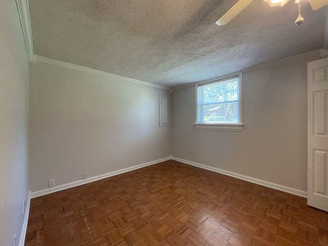 Building Photo - Spacious Home Near The Lake