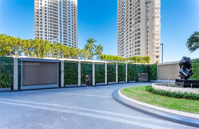 Building Photo - 540 Brickell Key Dr