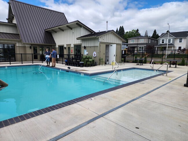Building Photo - 3 bedroom Townhouse with Pool Access and E...