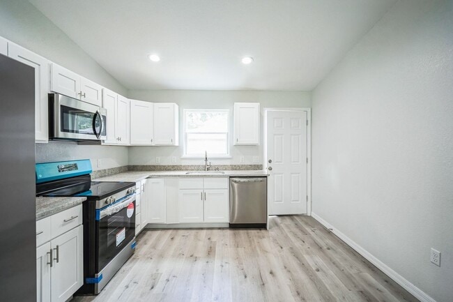 Building Photo - Charming New 3BED-2BATH Apartment in Bartow FL