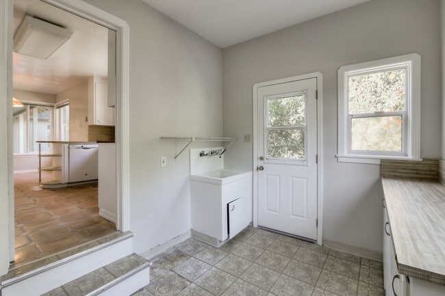 Building Photo - Home For Rent in Beautiful Saratoga!
