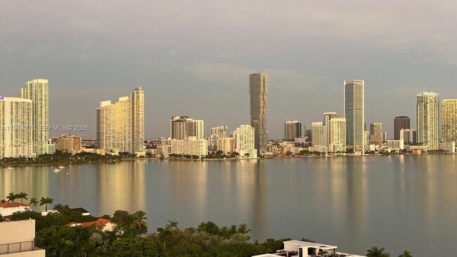 Building Photo - 1000 Venetian Way