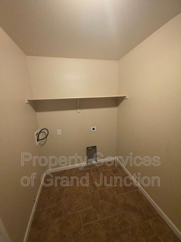 Building Photo - 3018 Oakwood Dr