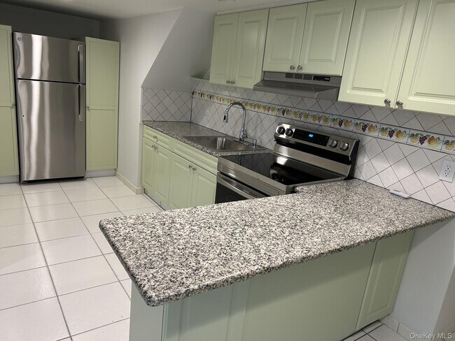 Building Photo - 15 Maple St