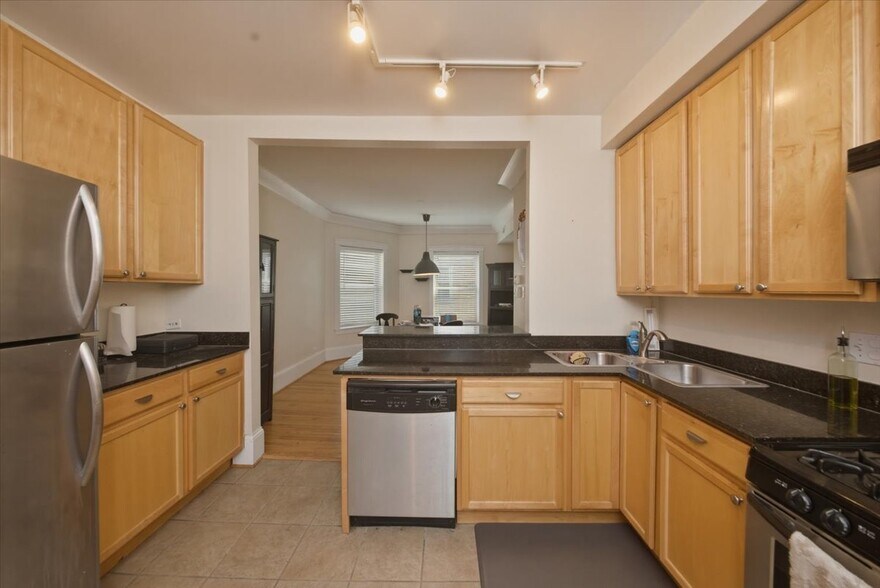 Building Photo - 1849 W Greenleaf Ave