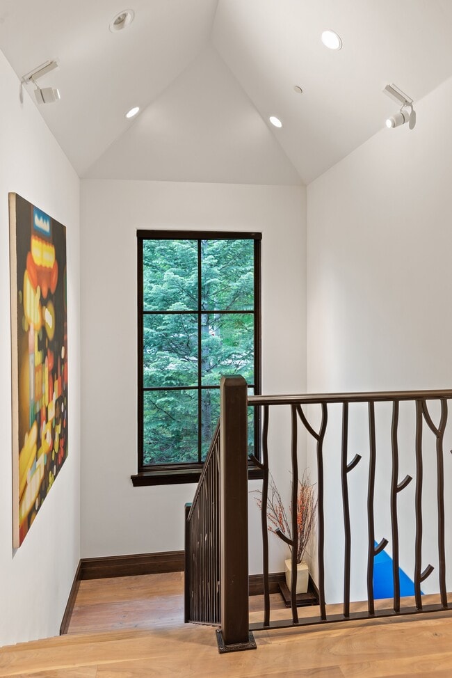 Building Photo - 353 Pfister Dr