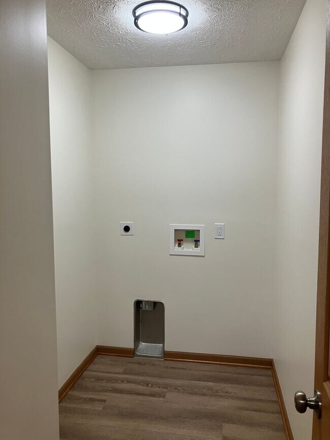 Building Photo - One bedroom apartment with attached one-car garage!