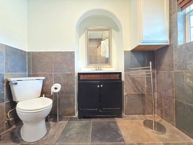 Building Photo - 9501 Clybourn Ave