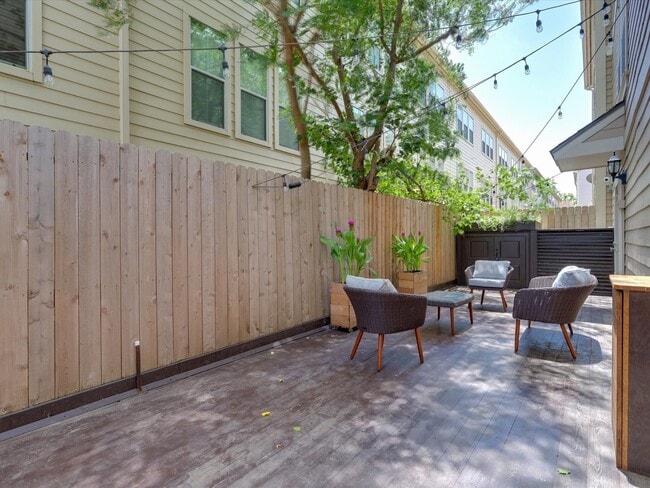 Building Photo - 1706 Tuam St