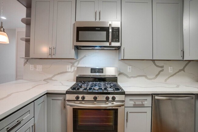 Building Photo - $99 Move In Special! (OAC) Stunning 3Bd/2B...