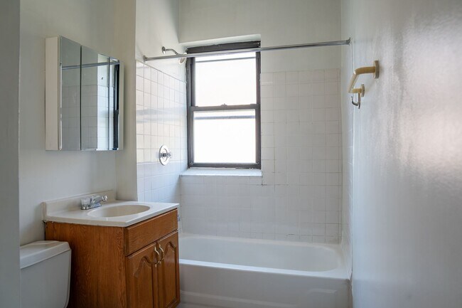 Building Photo - Lincoln Square/Ravenswood - Studio w/ Eat-...